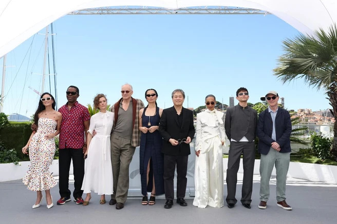 Die Jury rund um Präsident Park Chan-Wook (4.v.r) /© Foto: Amélie  Canon, Festival de Cannes